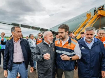 Na contramão de Leite, Lula veta construção de casas provisórias no RS