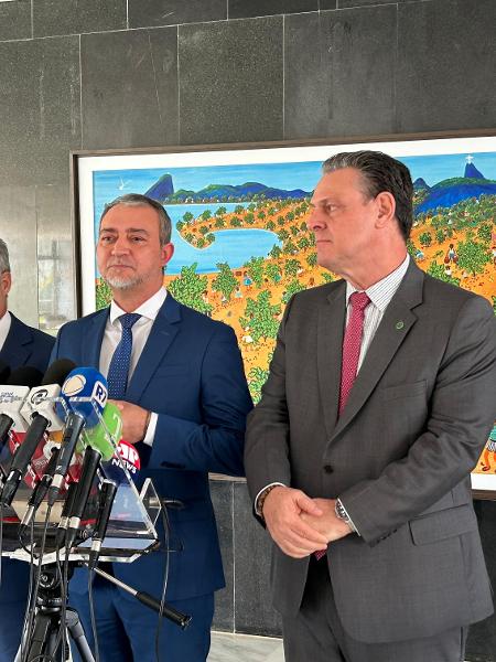 Os ministros Paulo Teixeira (Desenvolvimento Agrário) e Carlos Fávaro (Agricultura) e o presidente da Conab, Edegar Pretto, em entrevista no Palácio do Planalto