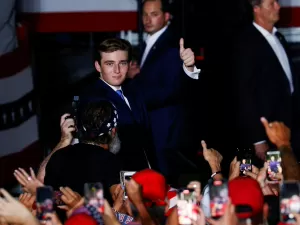 Filho mais novo de Trump é aplaudido de pé em evento de campanha do pai