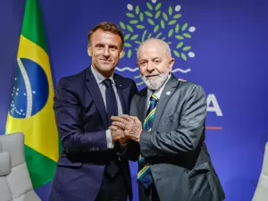 Lula enaltece diálogo na França, mas chefia governo do monólogo