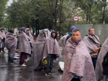 SP: Em frio recorde, população de rua aguarda acolhimento sob chuva