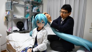 東京の自宅で初音ミクの人形と過ごす近藤顕彦 Photo: Noriko Hayashi / The New York Times