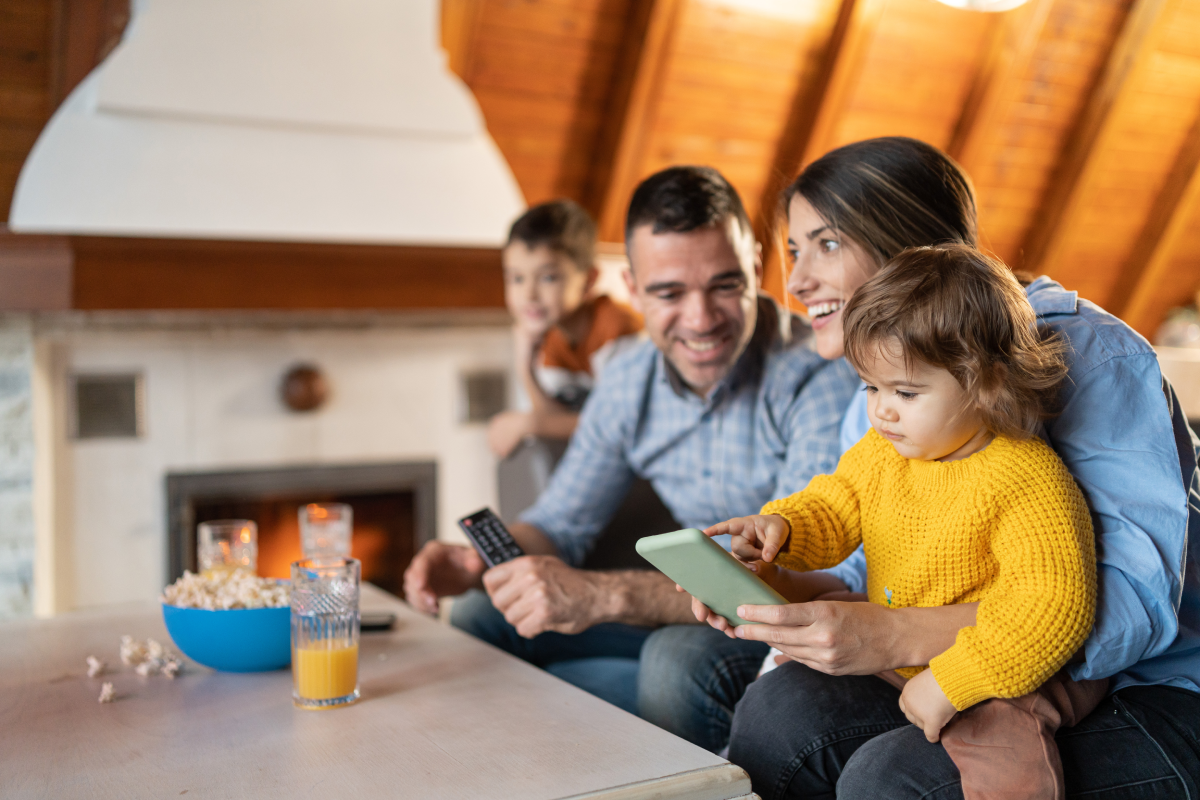 Vanguard thumbnail image_family watching tv