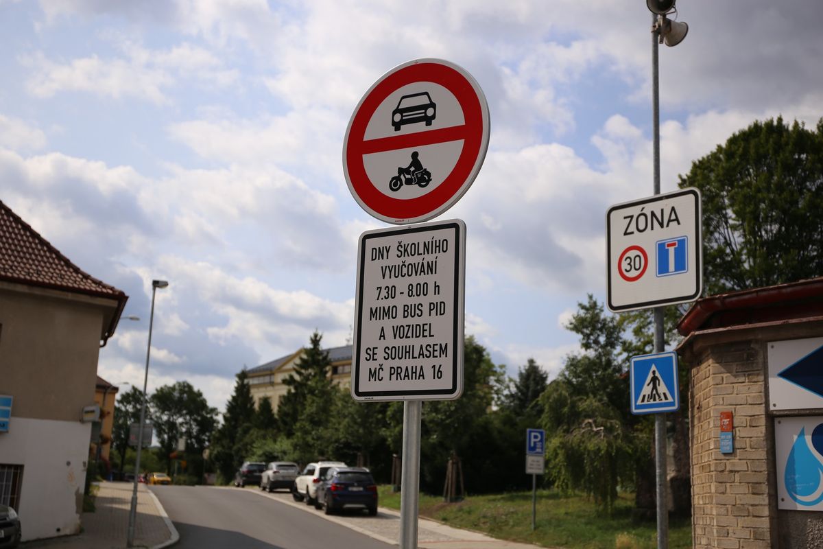Radotín zakáže vjezd aut před školy v době, kdy přicházejí děti