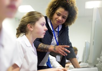 Professora faz perguntas aos alunos