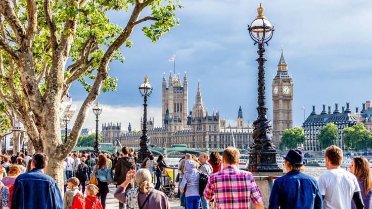 People walking on the banks of the river Thames in London (© 5xinc/iStock)