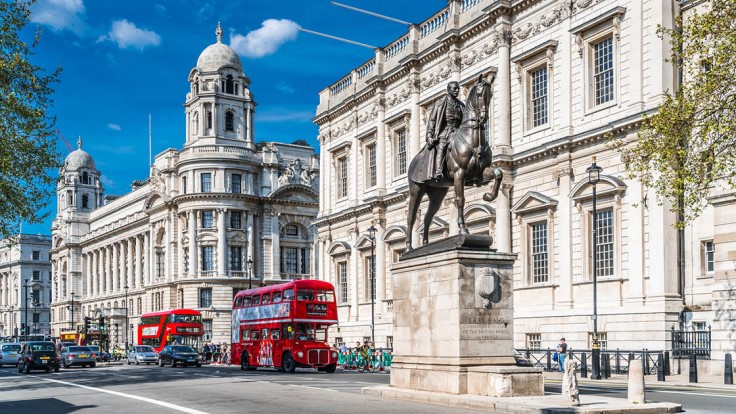 London buses (© CHUNYIP WONG/iStock)