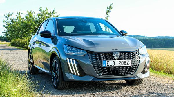 Perfektní auto do města s jedinou chybou: Modernizovaný Peugeot e-208 má víc síly a dojede dál