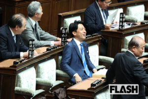 滝川クリステルが転倒事故…夫・小泉進次郎は意気揚々と代表質問「力強い外交…