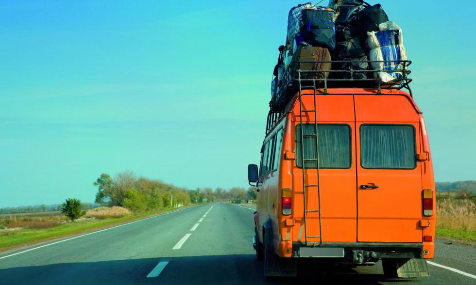 grammatik-to-go-gepackter-bus-auf-straße