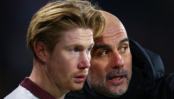 Josep Guardiola y Kevin de Bruyne trabajan juntos en el Manchester City desde 2016. (Foto: Getty Images)