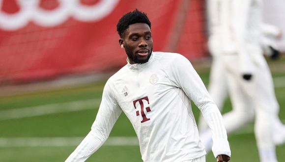 Alphonso Davies cada vez se aleja más del Bayern del Múnich, mientras el Real Madrid asoma. (Foto: AFP)