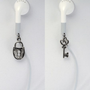 耳を飾るイヤホンイヤリング - Earphone Earrings -