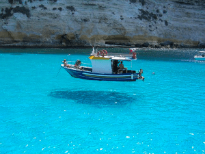 海が透明過ぎで何度見ても船が空を飛んでいるようにしか見えない - Boat Magically Floats Above Water -