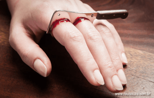 【閲覧注意】怖すぎる！指を切り落としそうに見える過激な指輪 - Bloody Cleaver Ring