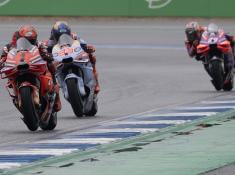 BURIRAM, THAILAND - OCTOBER 27: Francesco Bagnaia of Italy and Ducati Lenovo Team leads the field during the MotoGP race during the MotoGP Of Thailand - Race at Chang International Circuit on October 27, 2024 in Buriram, Thailand. (Photo by Mirco Lazzari gp/Getty Images)