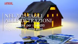 Il taglio delle detrazioni per i redditi superiori a 75 mila euro determinerà un maggiore gettito per lo Stato di 230 milioni nel 2026. I tagli riguarderanno il 28% dei contribuenti con oltre 75 mila euro e il 40% di quelli con reddito oltre i 100 mila euro. La Manovra 2025 fissa un tetto alle spese detraibili: 14 mila euro per chi dichiara tra i 75.001 euro e i 100 mila euro, 8 mila euro, invece, per chi dichiara sopra i 100 mila euro. A modificare i tetti i coefficienti familiari che sono 4 in totale, 0,50 se non ci sono figli a carico; 0,70 nel caso di un solo figlio a carico; 0,85 nel caso di due figli a carico;  1 se i figli sono più di due o se ve n’è almeno uno con disabilità. Dal taglio delle detrazioni sono escluse solo le spese sanitarie. I più penalizzati dal nuovo meccanismo che taglia le detrazioni saranno i single con redditi superiori a 100 mila euro, i meno penalizzati i contribuenti con più di tre figli e redditi inferiori a 50 mila euro. Le spese maggiormente effettuate dai soggetti penalizzati sono le ristrutturazioni edilizie e quelle per i mutui. Gli elevati importi delle spese che si sostengono per lavori di edilizia e ristrutturazione sforano più facilmente di altre spese i nuovi tetti per le detrazioni.