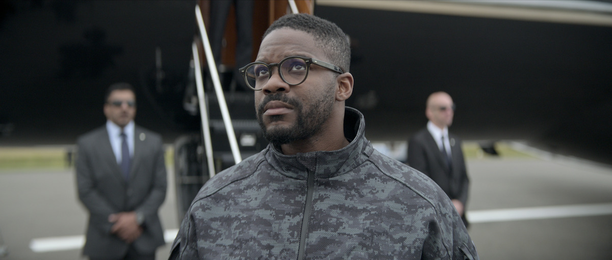 Jovan Adepo as Saul looks up into the sky in ‘3 Body Problem.’