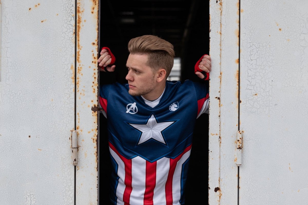 nitr0 posing in Captain America-themed Team Liquid jersey.