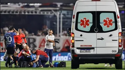 Momentos de tensión: jugador de Nacional se desplomó en pleno partido contra Sao Paulo y fue retirado en ambulancia