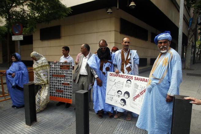 Un grupo de saharauis protesta a las puertas de la Audiencia Nacional.
