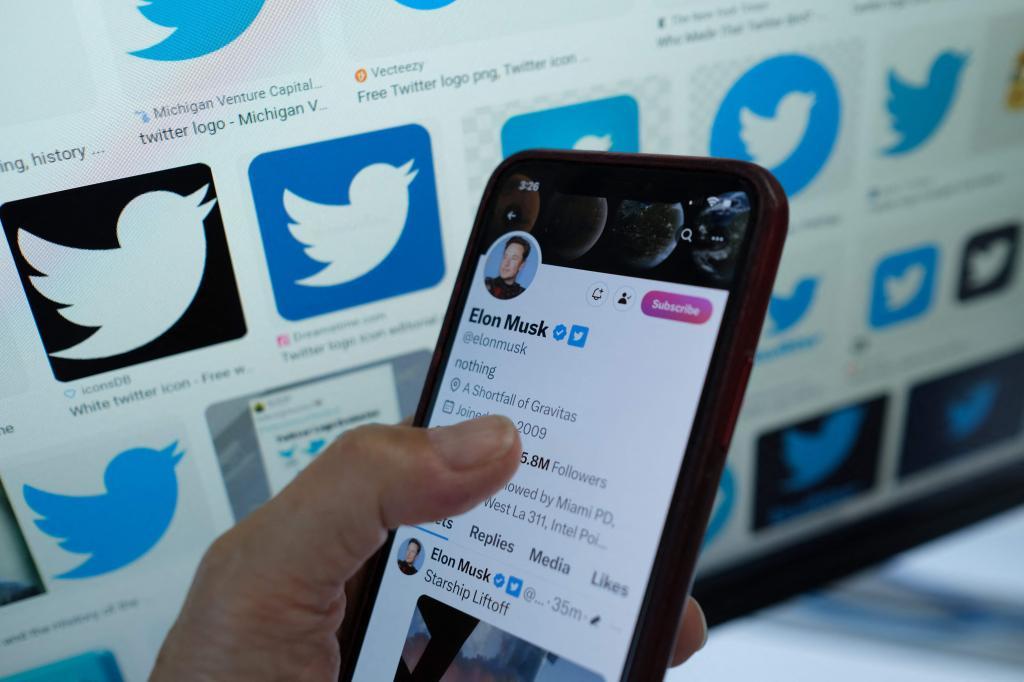 P�gina de Twitter de Elon Musk vista en un smartphone.