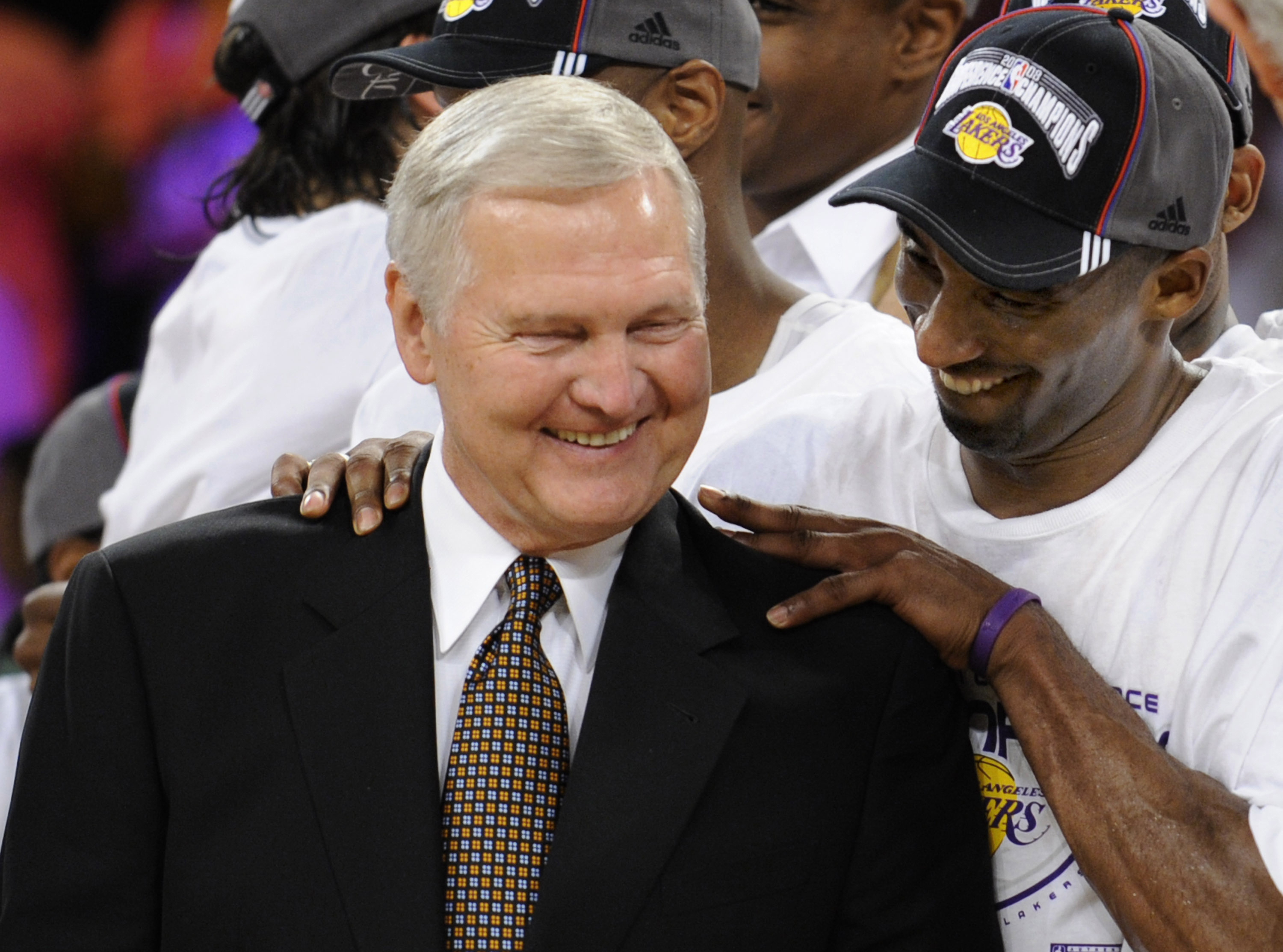 Kobe Bryant junto a Jerry West en una celebraci�n de los Lakers.