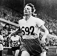 Blankers-Koen, en el momento de proclamarse campeona ol�mipica de los 200 m. en 1948. (AFP)