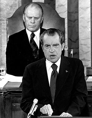 Richard Nixon lee el discurso sobre el estado de la Uni�n en 1974. Se sienta tras �l el vicepresidente, Gerald Ford. (Foto: AP)