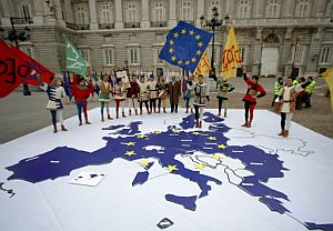 Un gran mapa con los pa�ses miembros de la UE en la Plaza de Oriente de Madrid. (Foto: AFP)