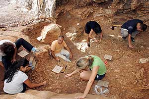 Ge�logos trabajan en el yacimiento arqueol�gico en Ayia Napa, Famagusta, Chipre. (Foto: EFE)