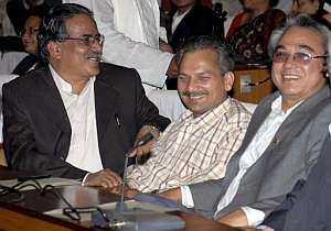 El mao�sta Prachanda (izqda) sonr�e junto a otros dos diputados. (Foto: EFE)