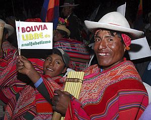 Ind�genas aimara celebran la proclamaci�n de la erradicaci�n del analfabetismo. (Foto: EFE)