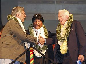 Morales (centro), junto a su hom�logo paraguayo, Fernando Lugo (izqda.) y el vicepresidente del Consejo de Ministros de Cuba, Jos� Ram�n Fern�ndez (dcha.), en el acto. (EFE)