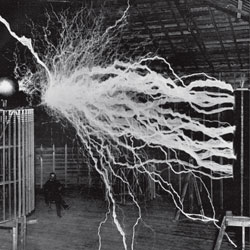 Rel�mpagos. Tesla efect�a un experimento para trasladar electricidad sin cables en su casa de Nueva York, en 1911.