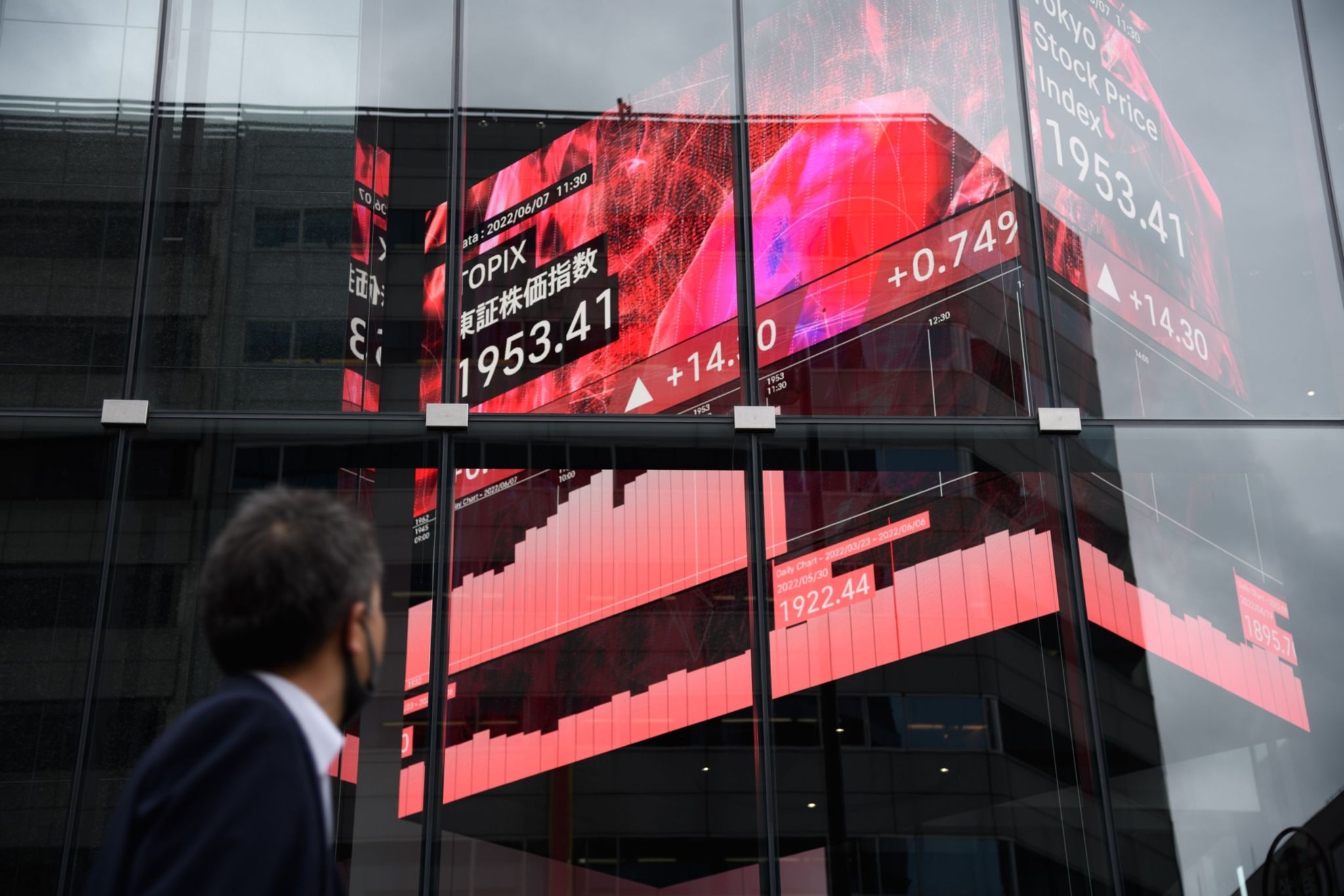 Las �ltimas turbulencias registradas en los mercados, y en especial los bandazos hist�ricos que ha protagonizado el Nikkei japon�s, se han visto acentuadas por el efecto de una estrategia de trading cl�sica en el mercado de divisas, el 'carry trade'.