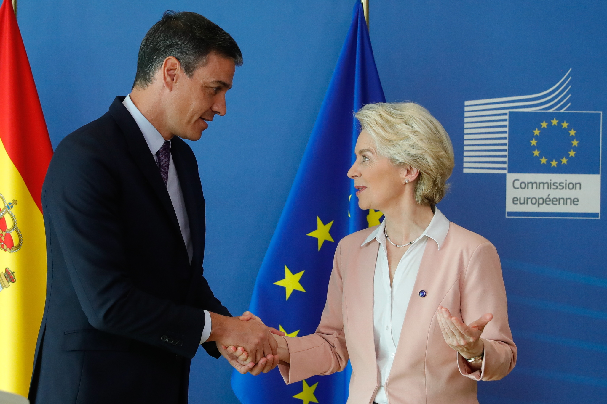 El presidente de Espa�a, Pedro S�nchez, y la presidenta de la Comisi�n Europea, Ursula von der Leyen.