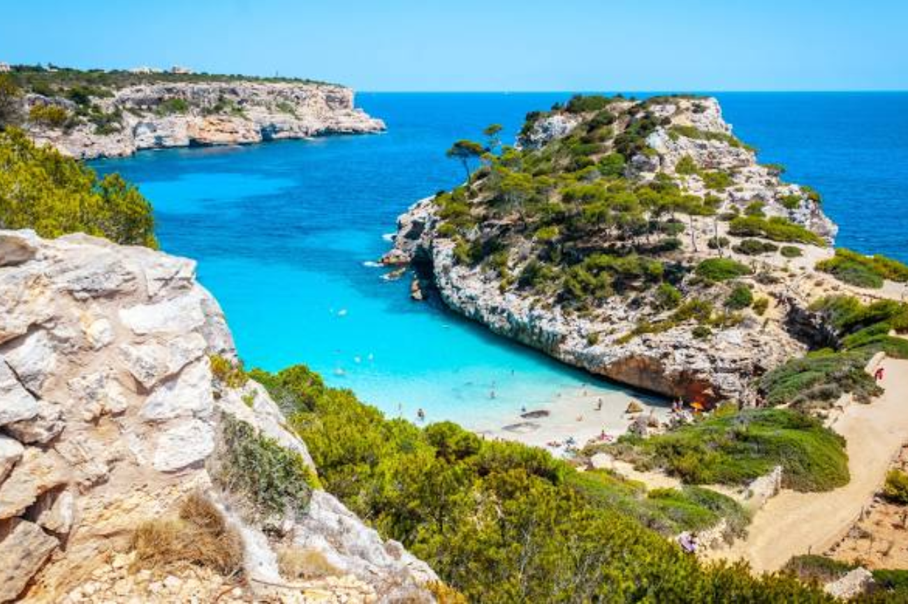 Cal� des Moro es la joya de la costa sureste de Mallorca, rodeada de impresionantes acantilados y aguas cristalinas que ofrecen un espect�culo natural incomparable. Su ubicaci�n remota y el acceso restringido hacen que esta playa sea un refugio de paz y tranquilidad, en contraste con las playas m�s concurridas de la isla.