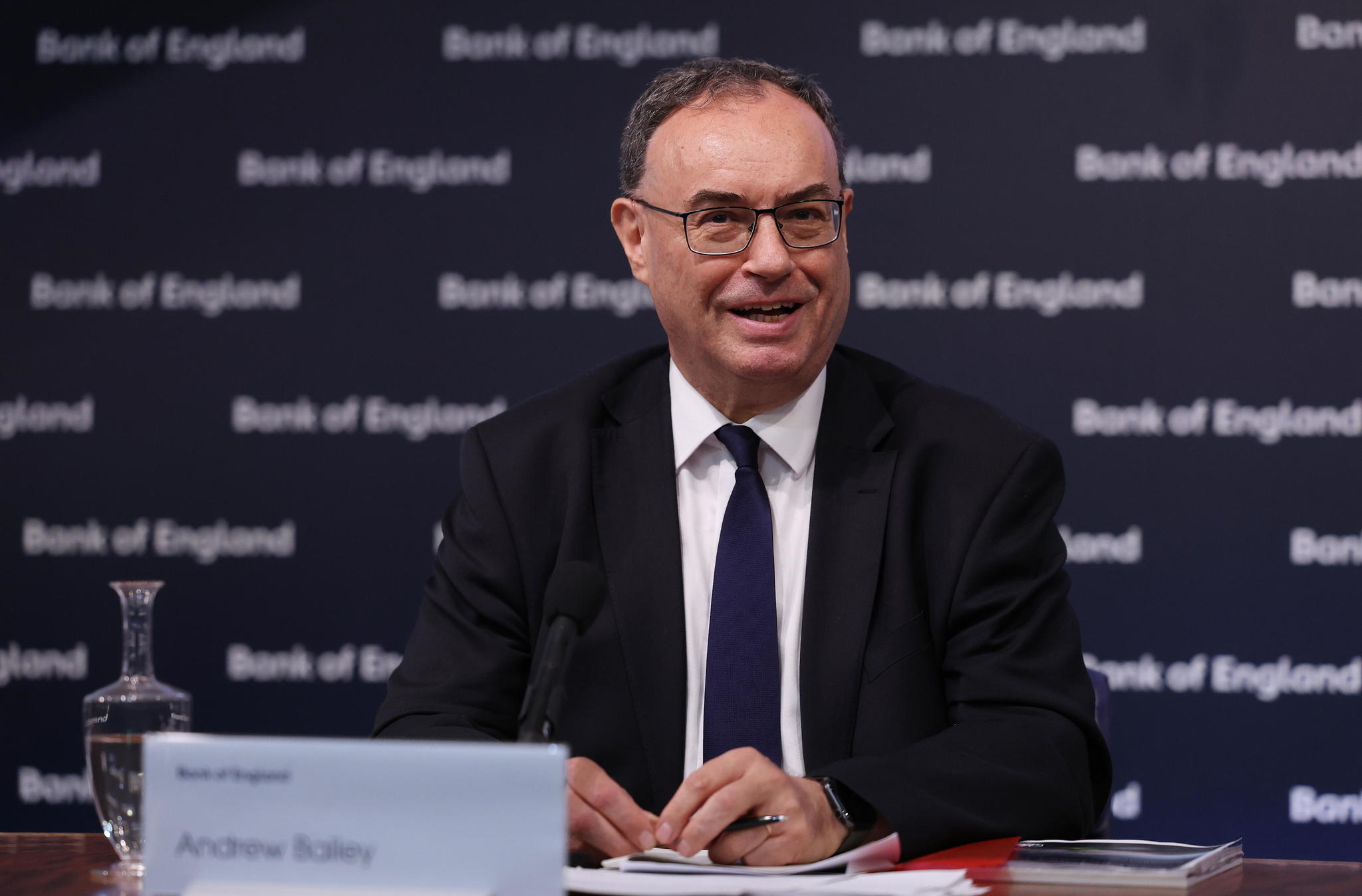 La libra cae un 1% frente al euro y el d�lar tras el anuncio de Andrew Bailey de que podr�a adoptar una pol�tica m�s "contundente" en el descenso del inter�s oficial, ahora en el 5%.