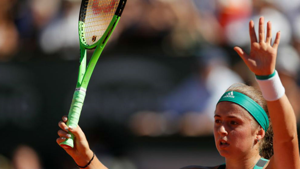 Ostapenko levanta los brazos