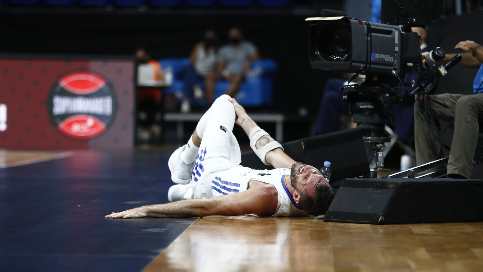 Rudy Fern�ndez, tendido en el suelo tras lesionarse la rodilla izquierda.