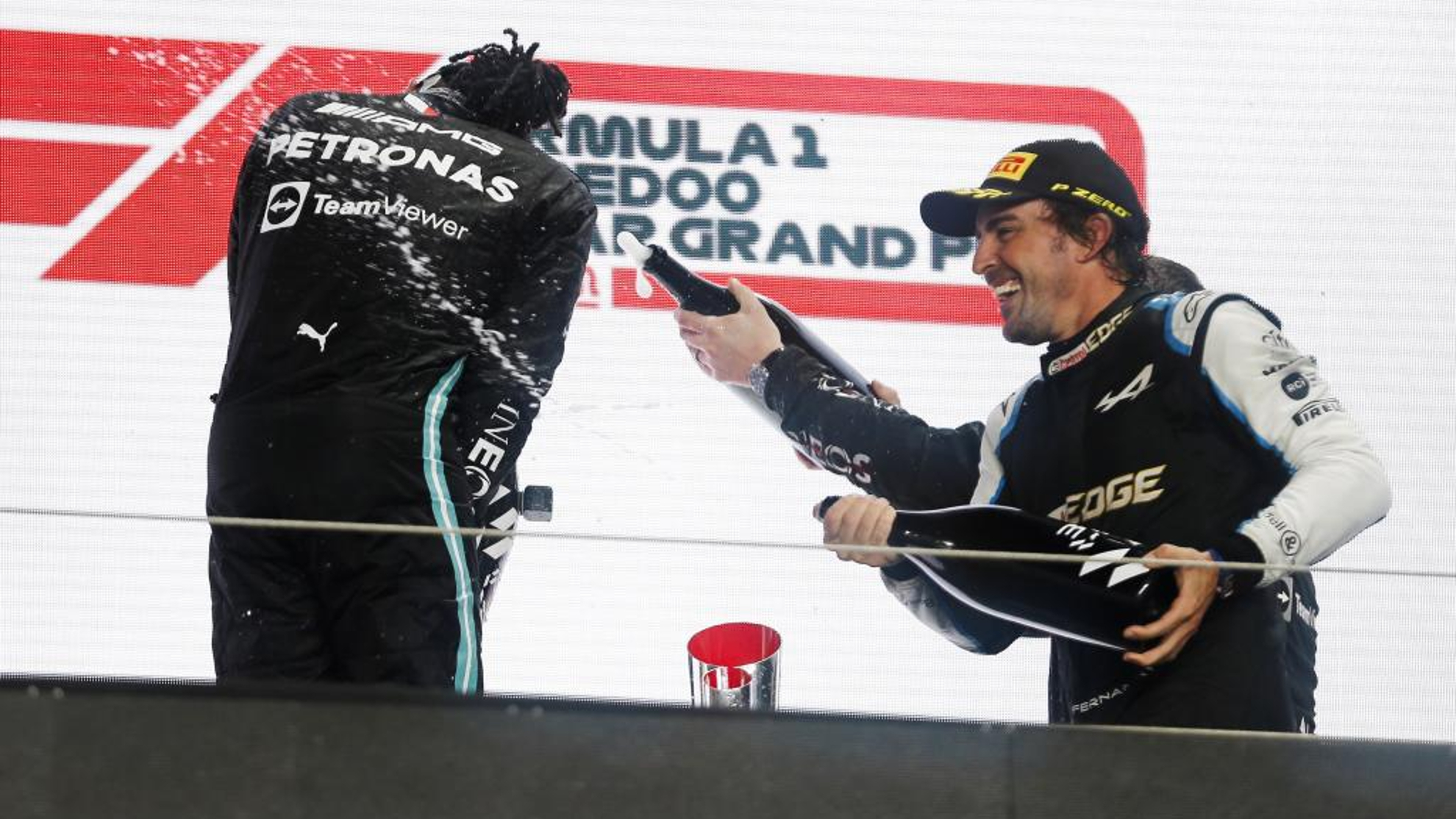 Fernando Alonso, de celebraci�n con Lewis Hamilton, en el podio de Qatar.