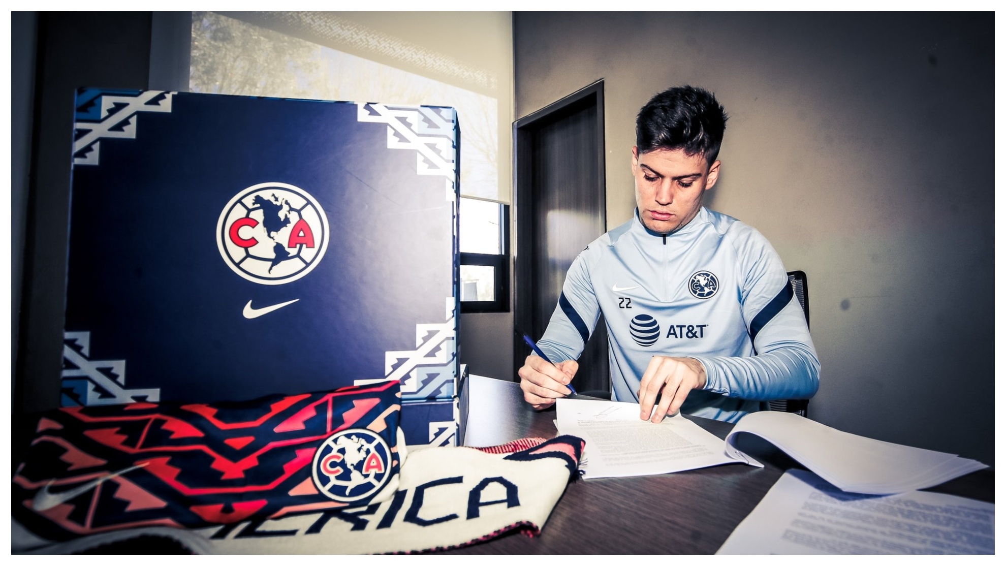 Jorge Mer� firma su nuevo contrato.