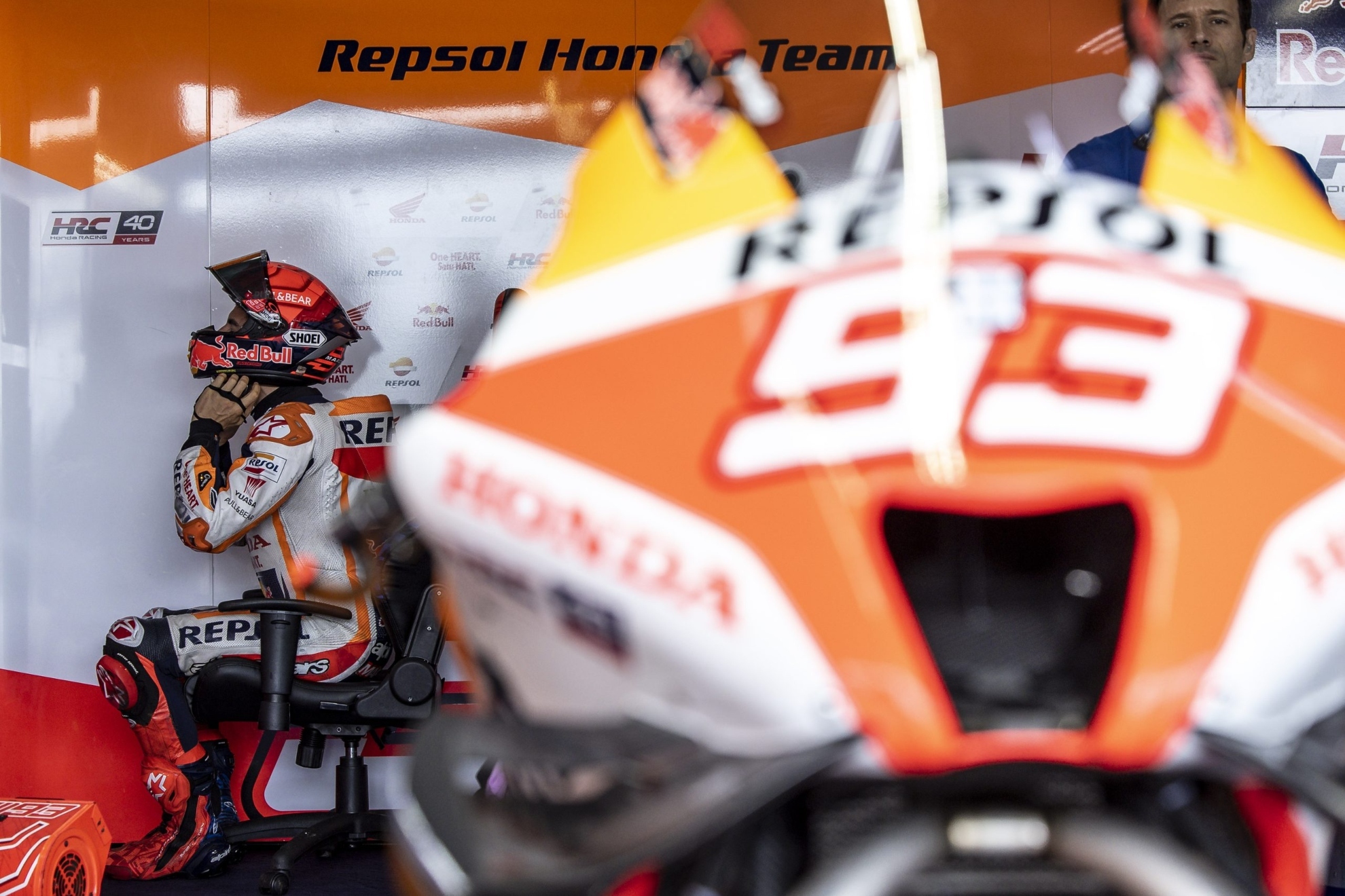 Marc M�rquez, en su box en Tailandia. REPSOL HONDA