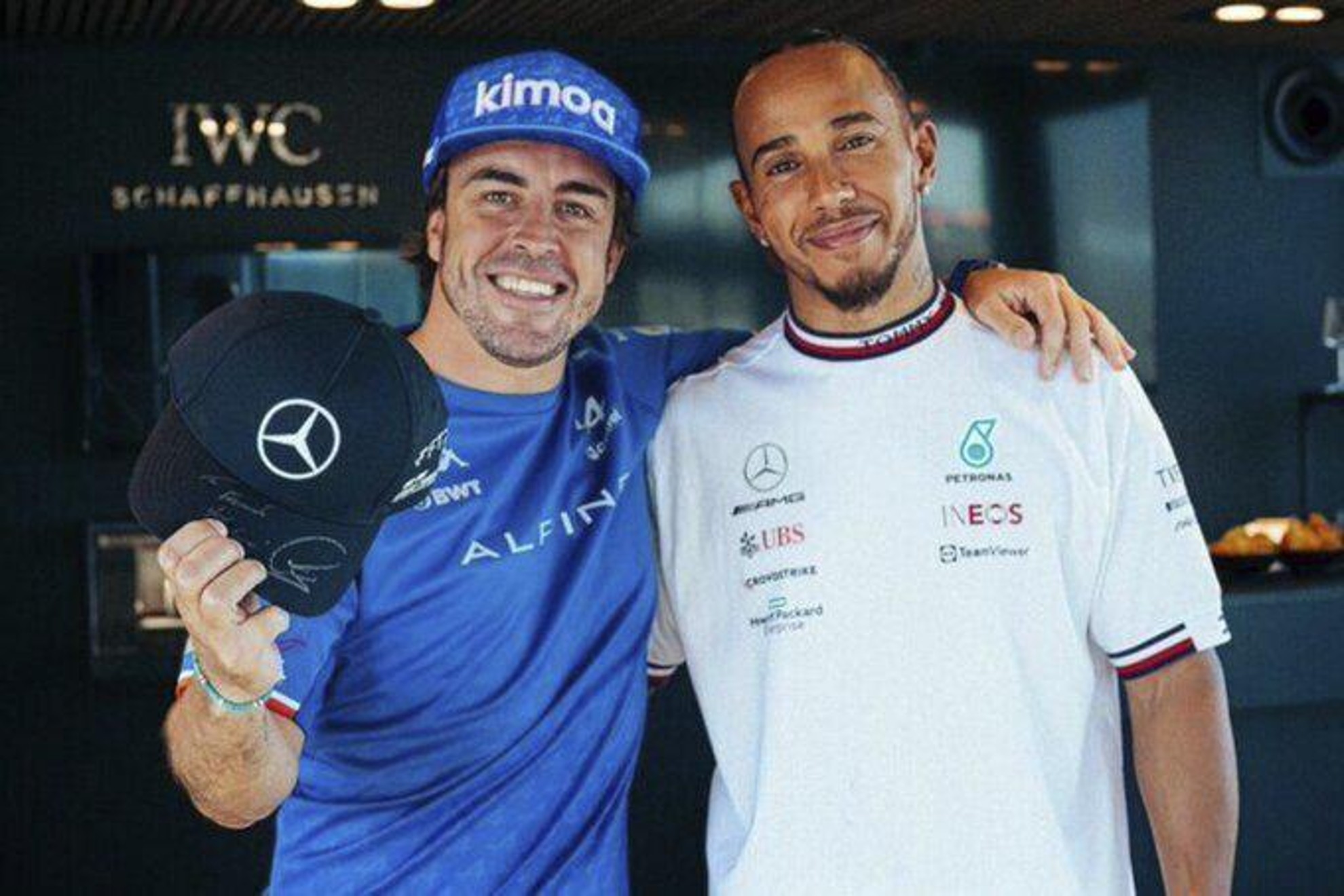 Alonso, al recoger una gorra dedicada de Hamilton en el GP de Italia de este a�o.