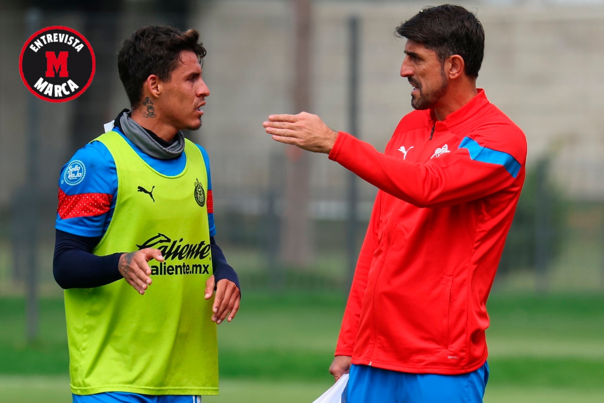 Veljko Paunovic da indicaciones a Cristian Calder�n durante un entrenamiento.