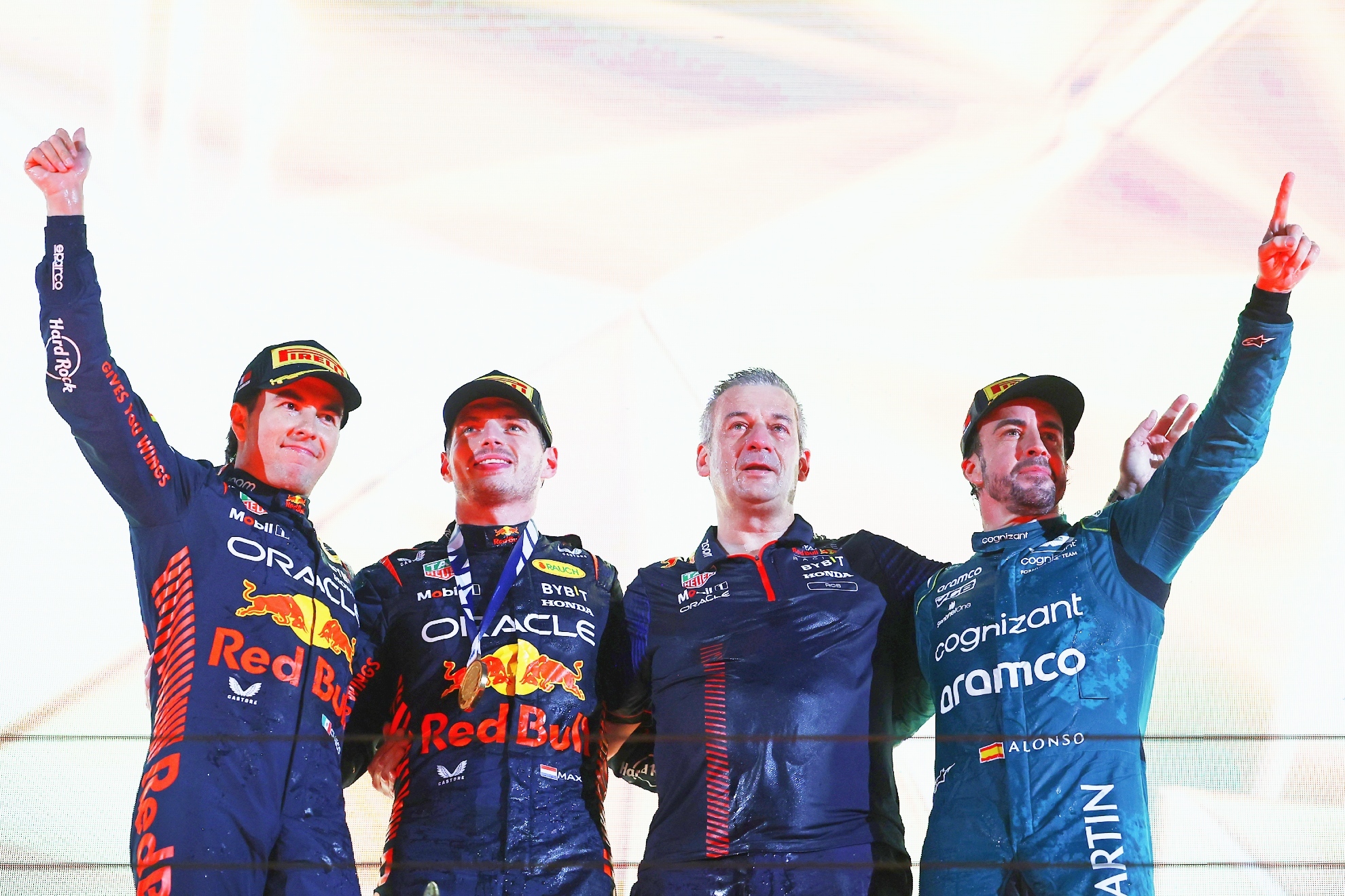 Checo, Verstappen y Alonso, en el podio de Bahr�in.