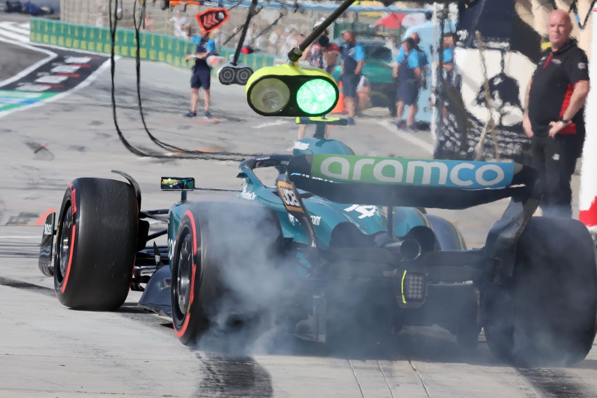 Fernando Alonso, en una parada en boxes en Bahr�in.