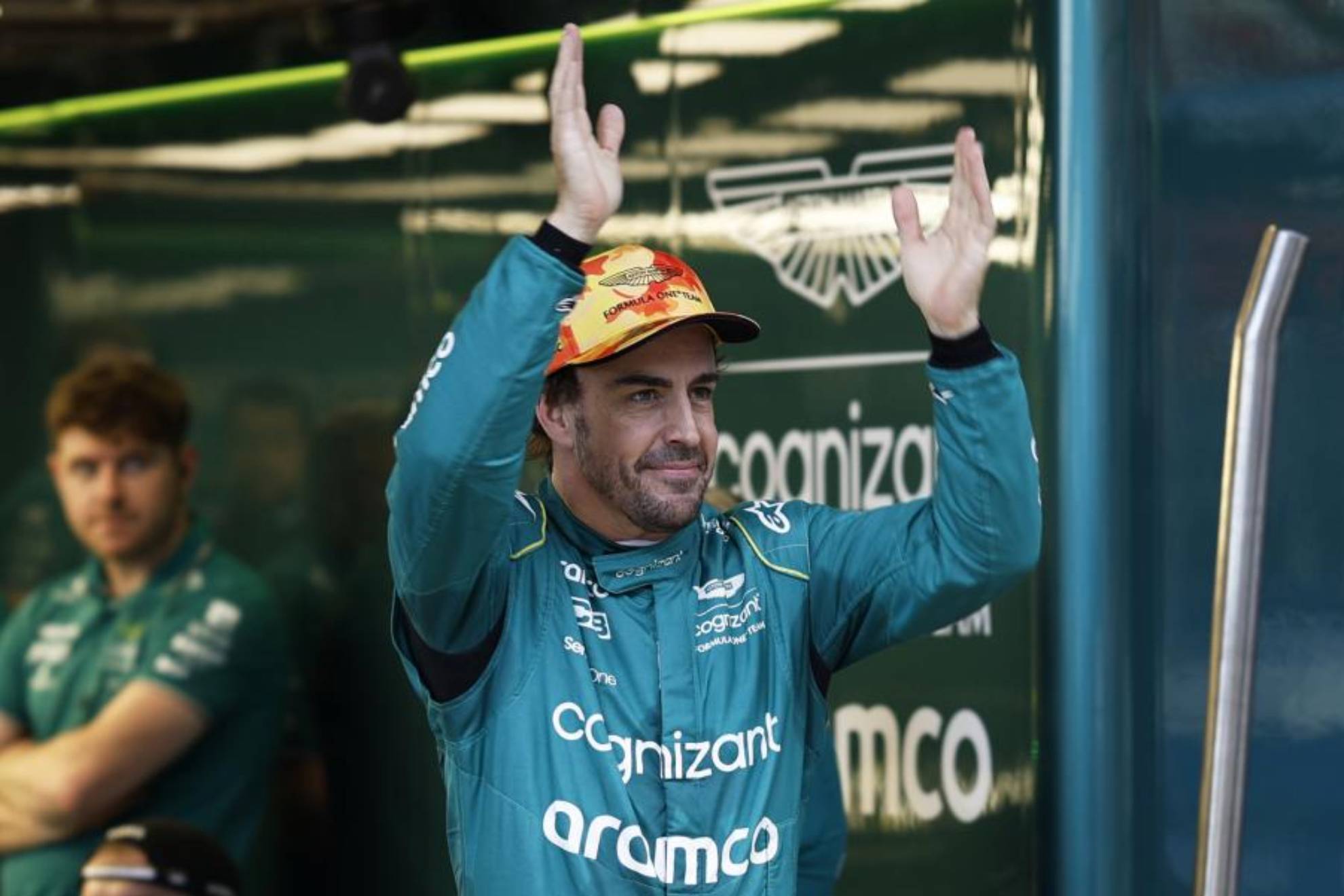 Fernando Alonso saluda al p�blico tras los Libres del viernes en Montmel�.