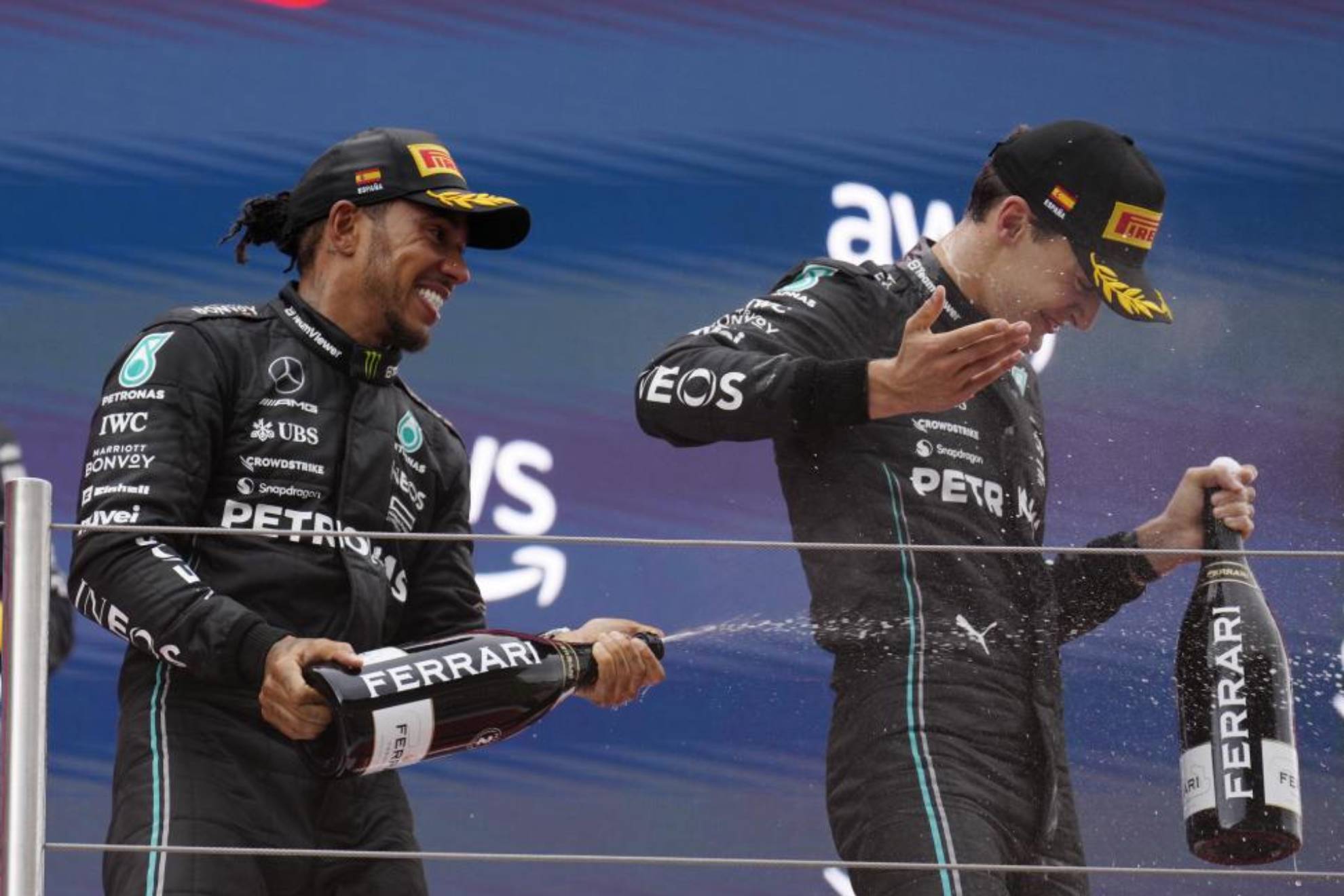 Hamilton, sonriente, celebra con Russell su segundo en el GP de Espa�a 2023.